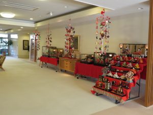 お雛さまに迎えられて
