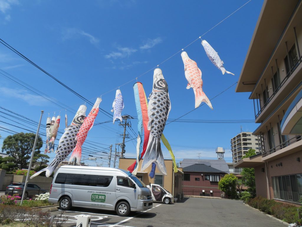 青空に泳ぐ鯉のぼり