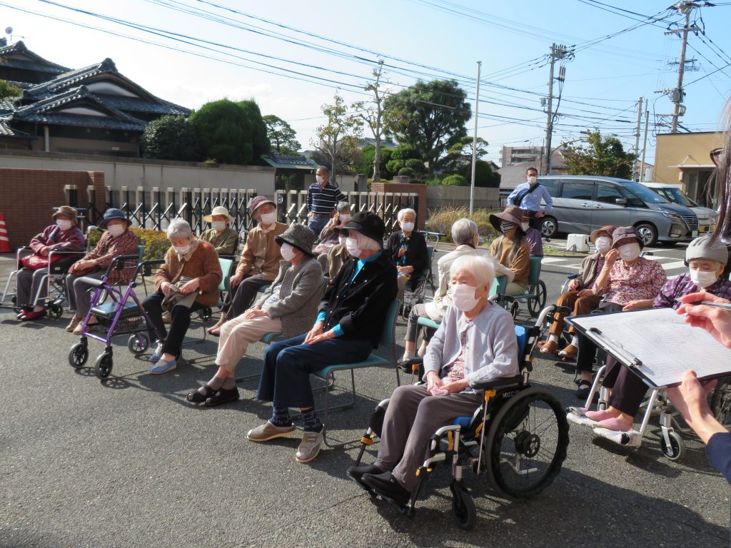青空の下、子ども神楽を楽しみました。
