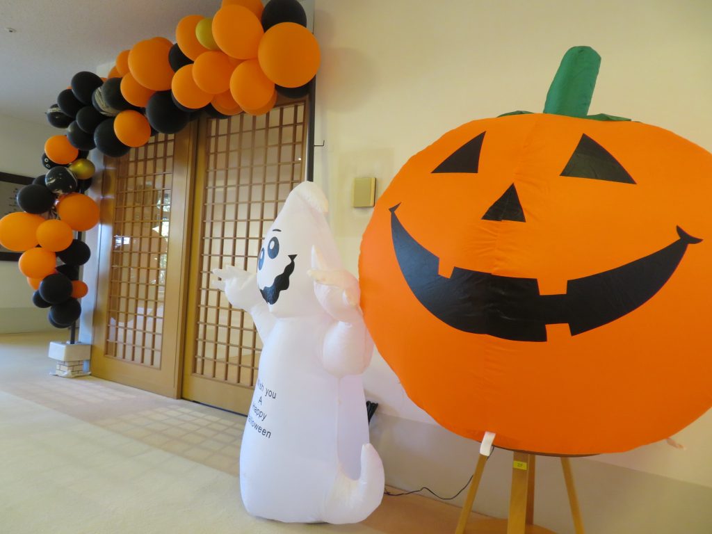 ハロウィーンのデコレーションつくりと「芋掘り」をします