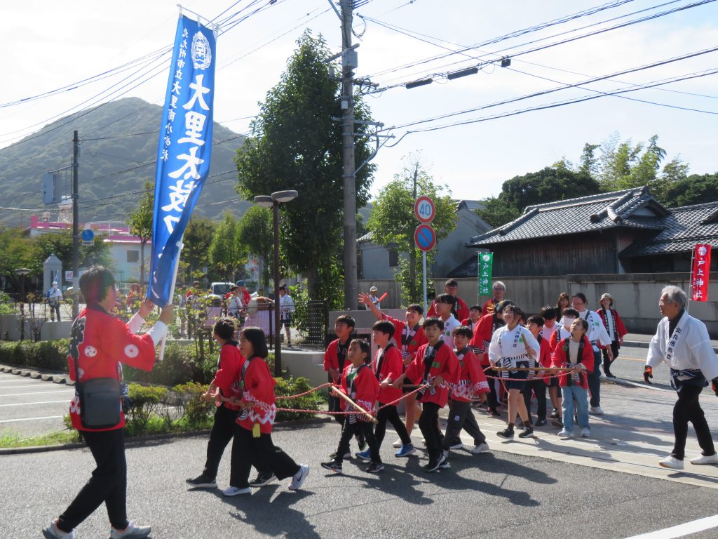 大里太鼓の巡行が立ち寄って