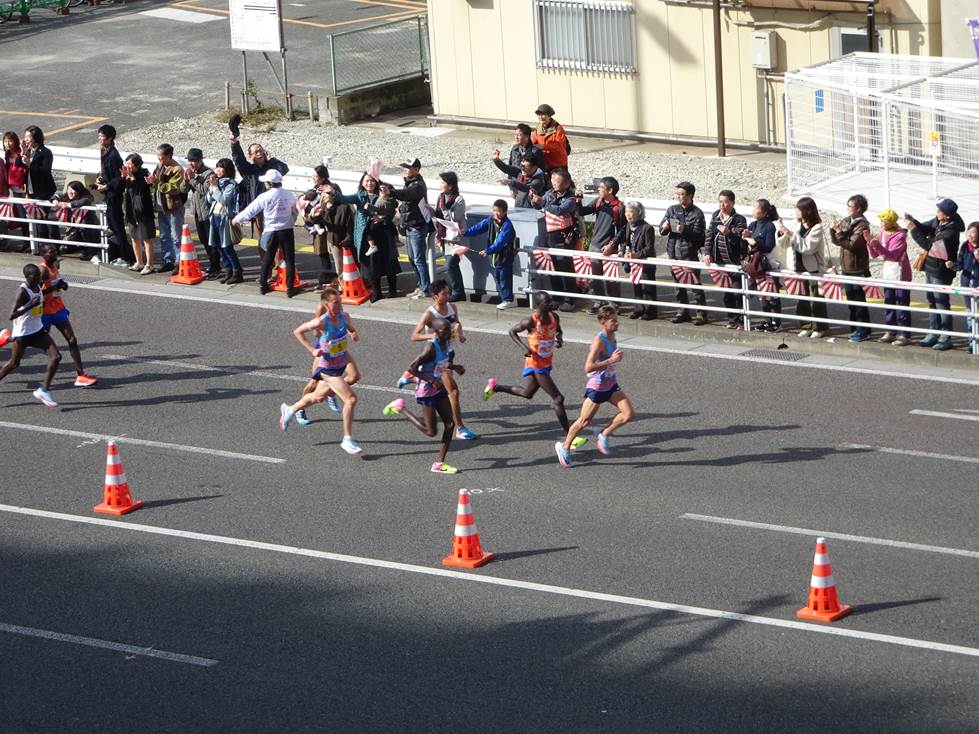 トップ集団激走